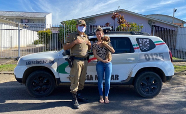 PM encontra cão e devolve à dona em Criciúma