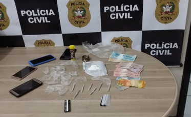 Traficante é preso enquanto embalava cocaína