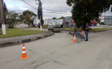 Caminhão tomba carga na rotatória do São Luiz