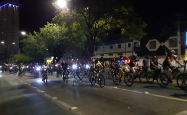 Centenas de ciclistas mobilizam-se em pedalada cobrando ciclovia em Criciúma