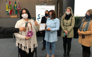 Damares Alves cumpre agenda em Criciúma e entrega máscaras ao São Vicente de Paulo