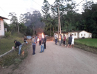 Moradores de Rio Carvão bloqueiam rodovia (VÍDEOS)