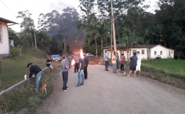 Moradores de Rio Carvão bloqueiam rodovia (VÍDEOS)