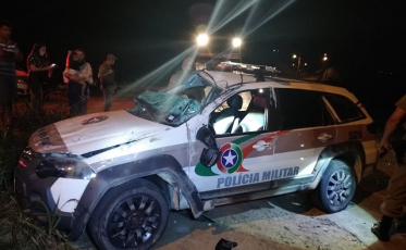 Em perseguição, viatura capota e deixa policiais feridos