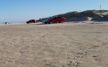 Carros flagrados na orla do Balneário Rincão
