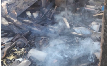 Bombeiros de Urussanga combatem incêndio em galpão