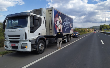 Caminhão roubado é recuperado na BR-101 em Sombrio