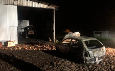 Carro pega fogo dentro de galpão em Turvo 
