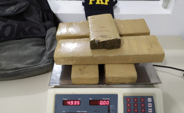 PRF apreende 5kg de maconha e recupera carro roubado em Jaguaruna