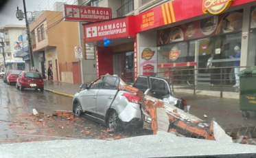 Temporal: Em Lages, carro é totalmente destruído (VÍDEO)