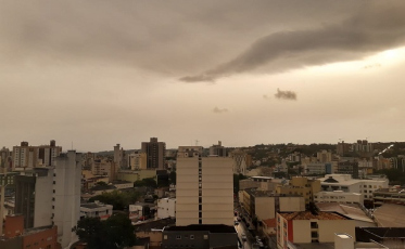 Temporal que atingiu o Oeste chega com menos intensidade ao Sul (VÍDEOS)