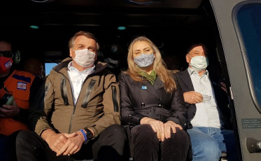 Ao lado da vice-governadora, Bolsonaro já sobrevoa SC (VÍDEOS)