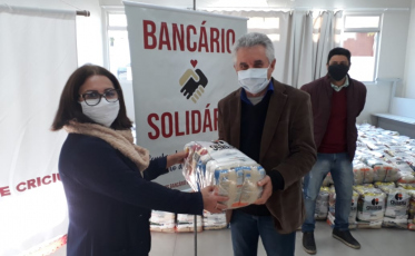 Bancários doam mil cestas básicas para Criciúma e região 