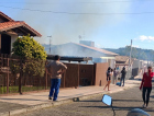 Corpo de Bombeiros combate incêndio no Rio Maina (VÍDEO)