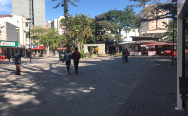 Ciclone faz diminuir o movimento no Centro de Criciúma