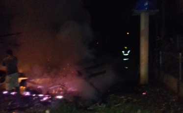 Vela inicia incêndio e destrói residência em Meleiro