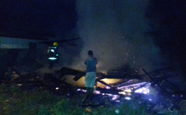 Vela inicia incêndio e destrói residência em Meleiro