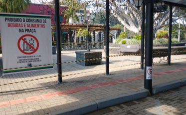 Praça Humberto Bortoluzzi é fechada para evitar aglomeração