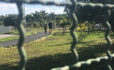 Dia de sol, mas com poucas pessoas no parque