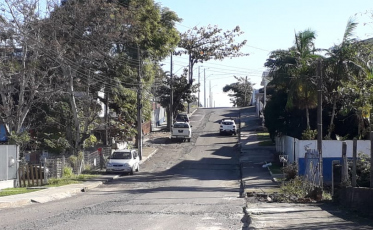 Moradores reclamam de buracos e asfalto rasgado no bairro Michel 
