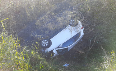 Carro sai da pista e capota em Passo de Torres 