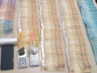 PM apreende R$ 7,8 mil, maconha e cocaína no bairro Operária Nova
