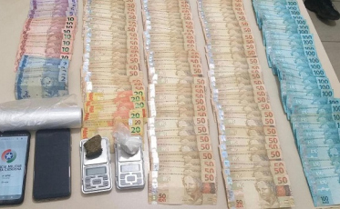 PM apreende R$ 7,8 mil, maconha e cocaína no bairro Operária Nova
