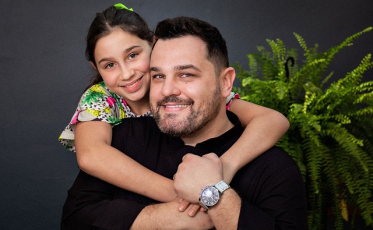 Chef Saimon Novack faz live com a filha de 10 anos para o Dia dos Pais
