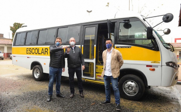 Apae de Braço do Norte recebe micro-ônibus através do deputado Ricardo Guidi