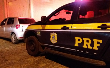 Carro roubado e com placas falsas é recuperado em Tubarão 