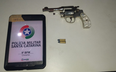 Após desobedecer parada policial, três pessoas são presas com arma de fogo 