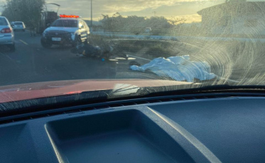 Motociclista morre após bater na traseira de um trator