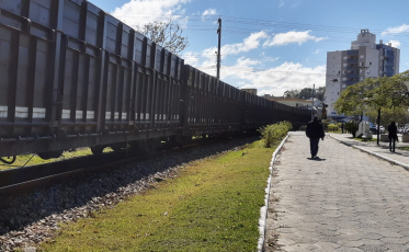 Trem atropela uma mulher no centro de Morro da Fumaça