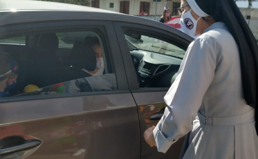 Colégio São Bento realiza Drive-Thru de cabelo maluco