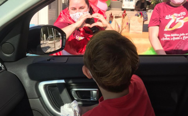 Colégio São Bento realiza Drive-Thru de cabelo maluco