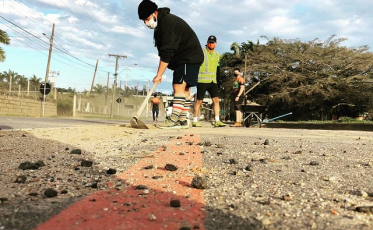 Ciclistas se unem e limpam ciclovia 