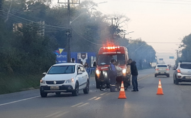 Acidente entre carro e moto deixa mulher ferida na Rodovia Luiz Rosso 