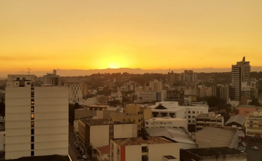 Segunda-feira com manhã de agosto e tarde de dezembro 
