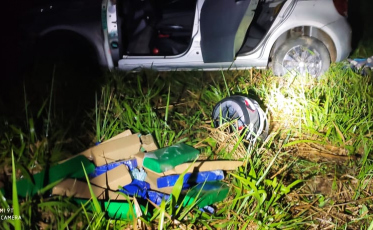 Gol roubado é abandonado com 19kg de maconha na BR-101, em Içara 