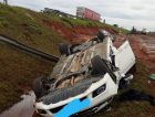 Carro capota na marginal da BR-101, em Araranguá