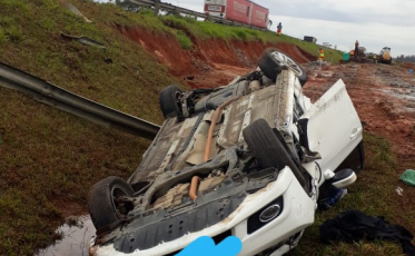 Carro capota na marginal da BR-101, em Araranguá