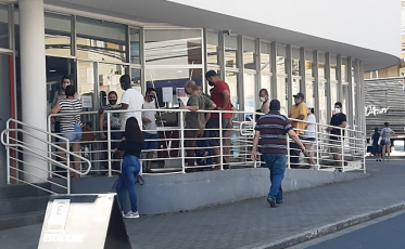 As extensas filas nos bancos e lotéricas