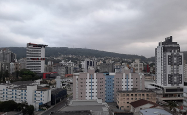 Frente fria esfria o tempo e traz ventos para o sul catarinense 