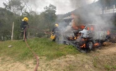 Carro é consumido pelo fogo em Pedras Grandes