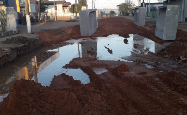 “Está virando um rio aqui”, diz morador sobre vazamento de água no São Luiz