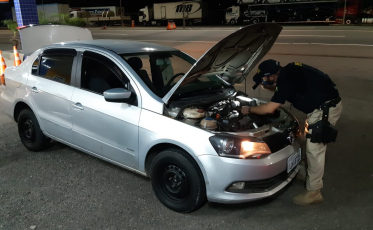 Após fuga, carro furtado é recuperado na BR-101 de Tubarão