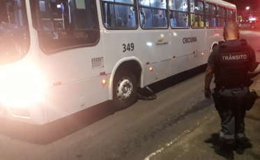 Ciclista quase é atropelado por ônibus na Centenário