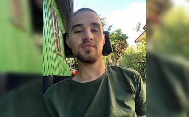 Amigos montam campanha para compra de cadeira de rodas motorizada