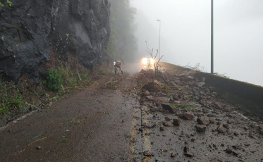 Barreira cai e interrompe trecho da Serra do Rio do Rastro