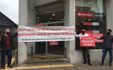 Contra demissões, bancários fazem manifestação em Criciúma